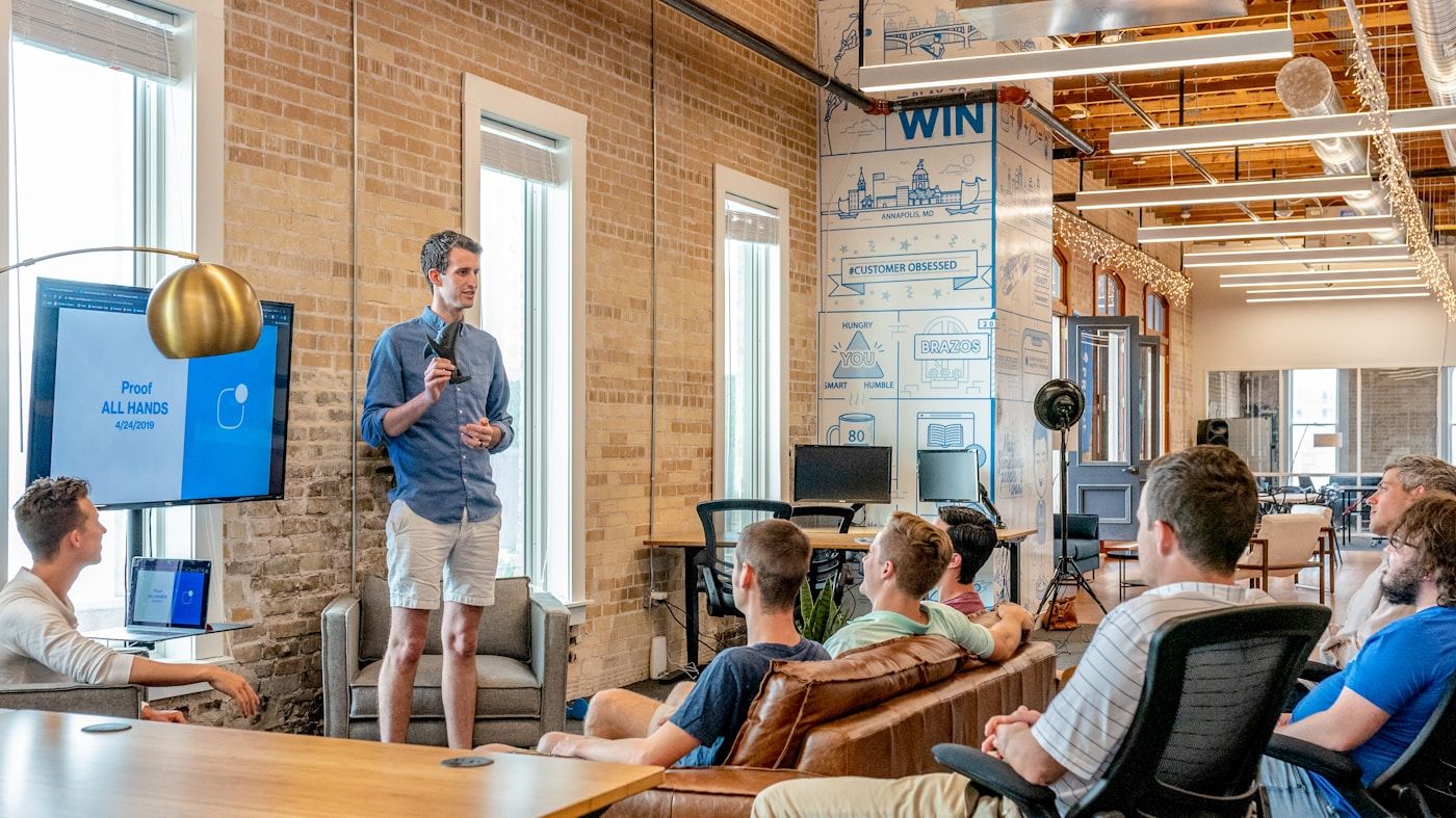 Entrepreneur travaillant sur ordinateur dans un café