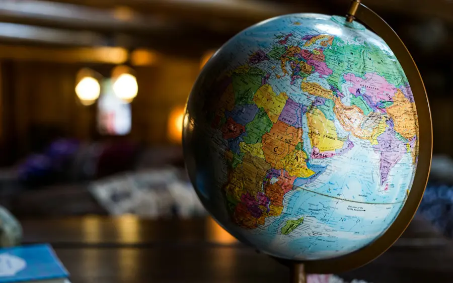 Globe terrestre posé sur un bureau en bois